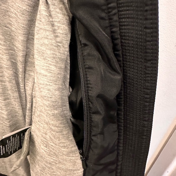 Aritzia The Group Babaton Gilman Black Bomber Jacket Size XS - Picture 7 of 8